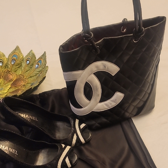 CHANEL Chic Black and White Quilted Tote Bag - Picture 4 of 10